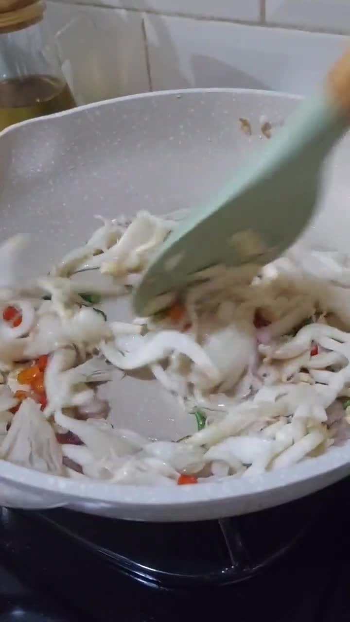 Foto langkah ke 4 dari resep Tumis Jamur Tiram.