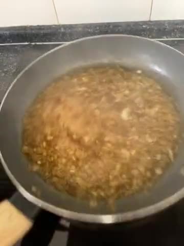 Foto del paso 3 de la receta: Lomos de merluza gratinados al vermut con setas shiitake al ajillo