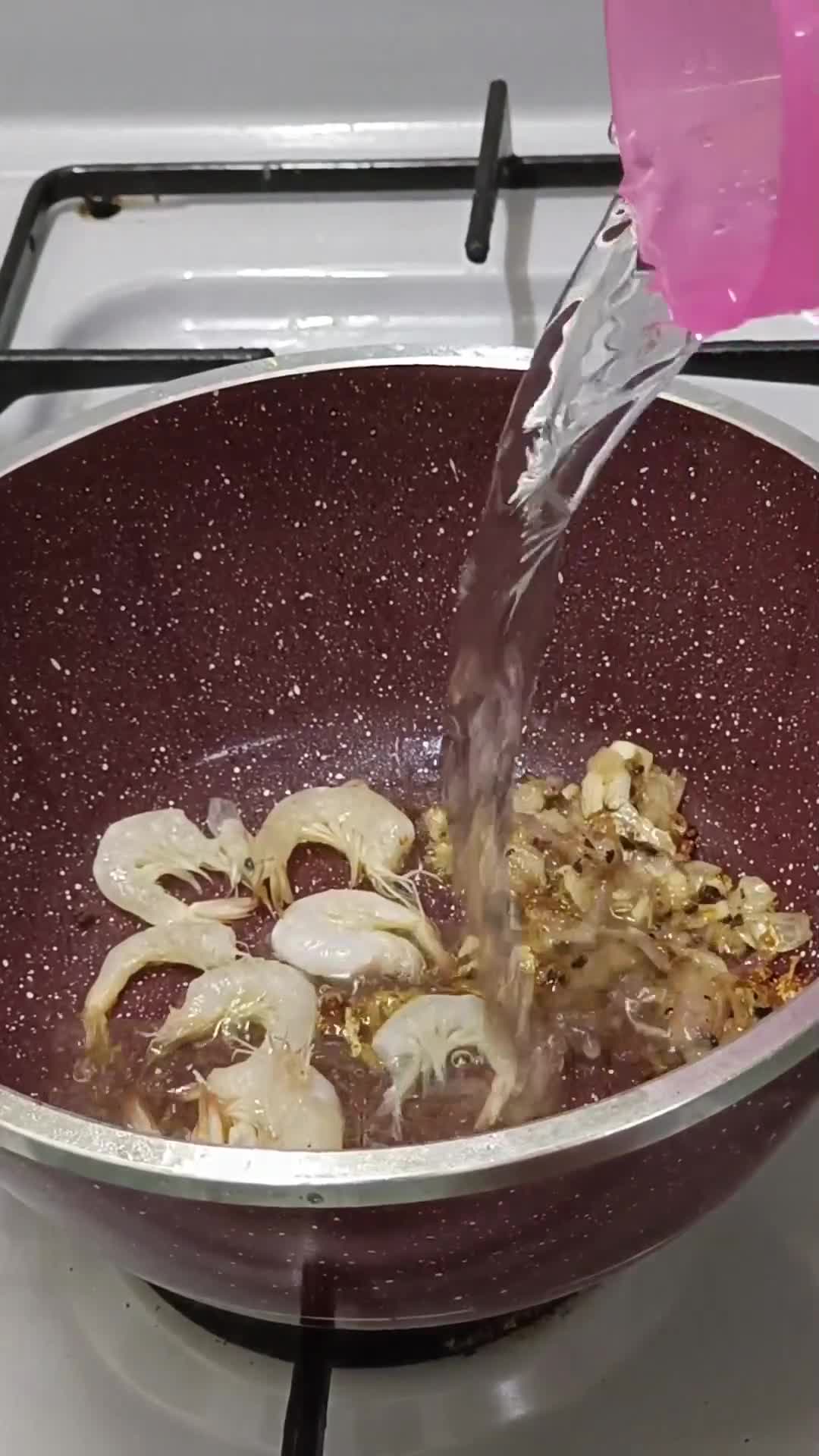 Gambar langkah 2 resipi Labu Air Tumis Udang.