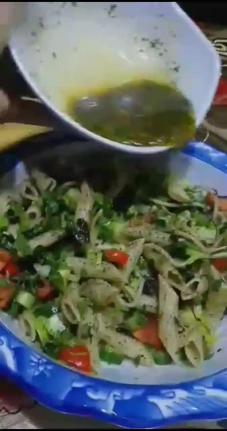 صورة لخطوة 2 من وصفة سلطة الباستا الملونة 🍅🥒