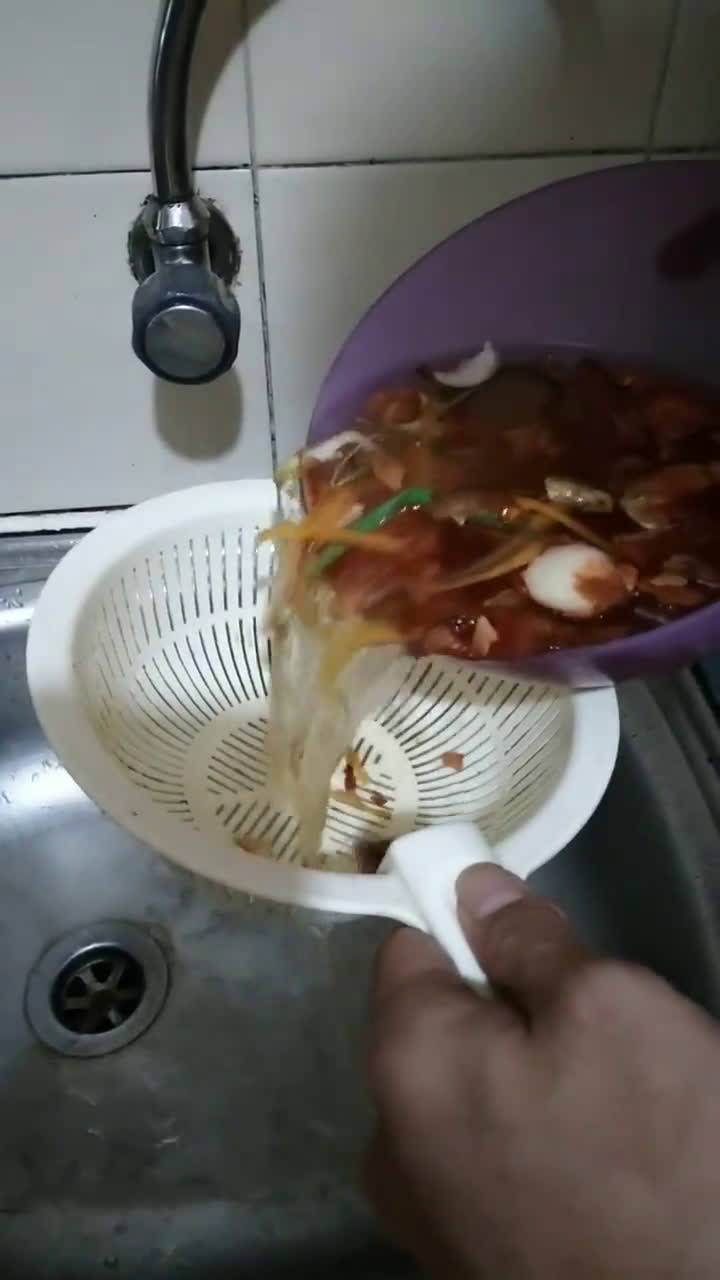 Foto langkah ke 1 dari resep Kaldu sisa sayuran.