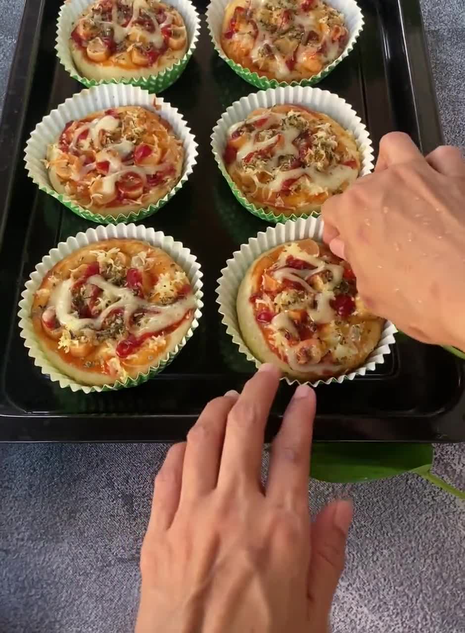Foto langkah ke 8 dari resep Mini Pizza Empuk.