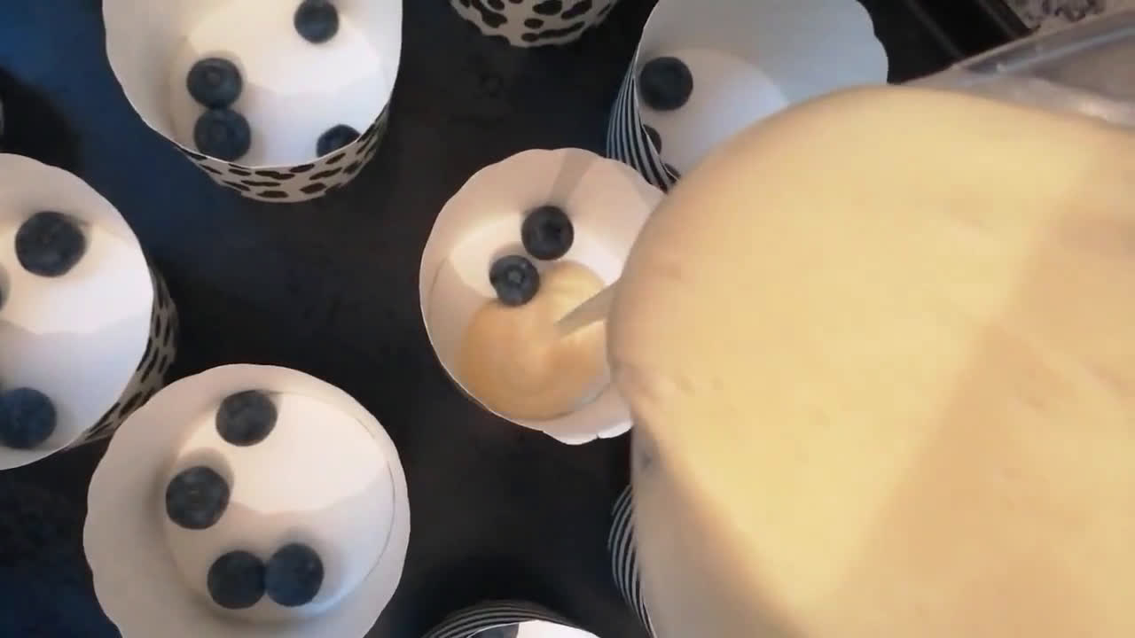 Une image de l'étape 8 de Madeleines aux myrtilles.