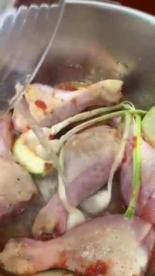 Foto del paso 3 de la receta: Muslos de pollo con cositas ricas, en la olla exprés, en solo 15’