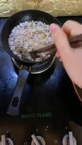 Hình bước làm 2 của món Bánh tráng nướng Đà Lạt (Vietnam street food - Vietnamese Pizza) không cần nướng, dùng chảo rất dễ