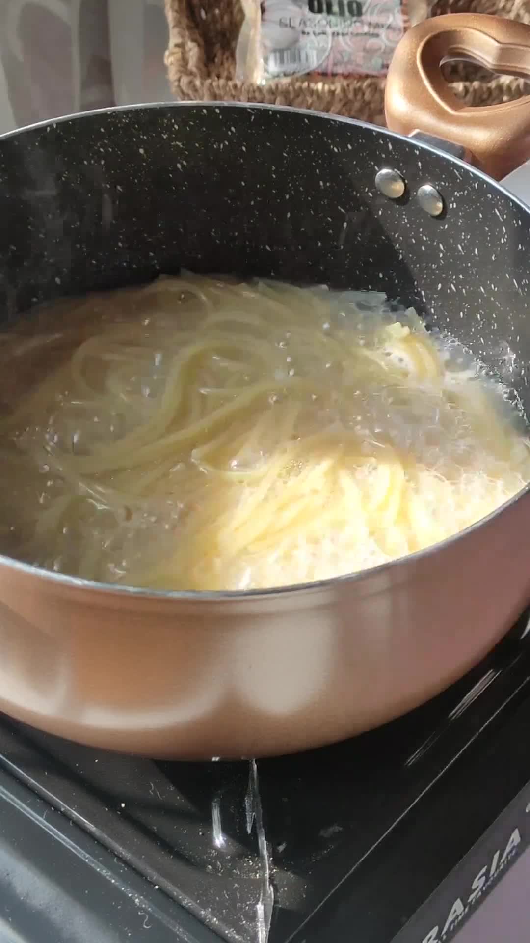 Gambar langkah 1 resipi Pasta Aglio Olio.