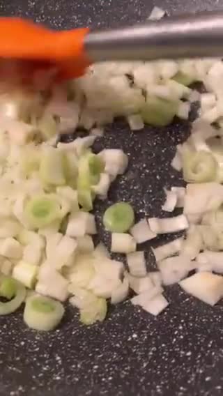 Foto del paso 5 de la receta: Revuelto de espárragos trigueros y cebollita tierna, al vino blanco