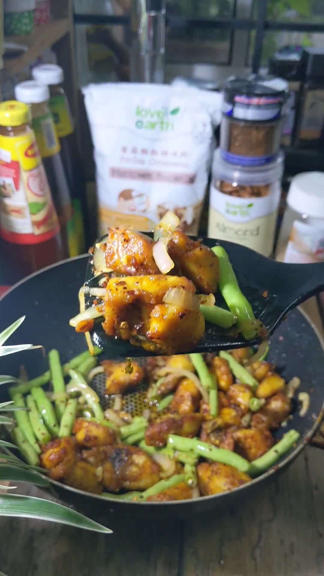Gambar langkah 4 resipi Ayam goreng kunyit sempoi.