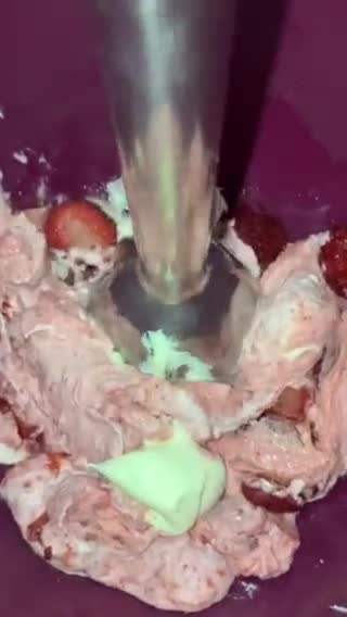 Foto del paso 2 de la receta: Frosting de mascarpone y fresas 🍓, en 5’