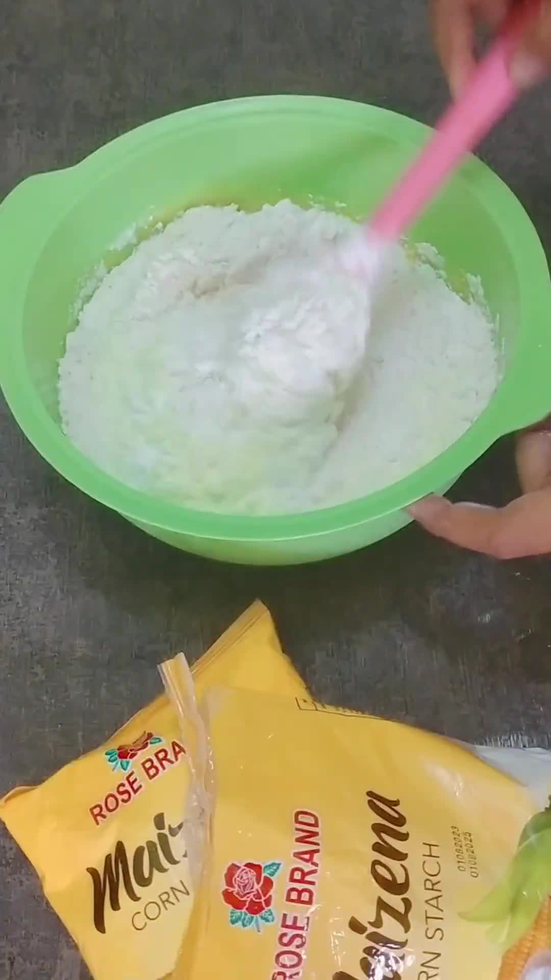 Foto langkah ke 6 dari resep Bomboloni Isi Vla Coklat Homemade.