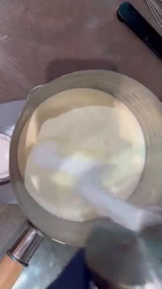 A picture of step 12 of Bavarian cream cake with fruits.
