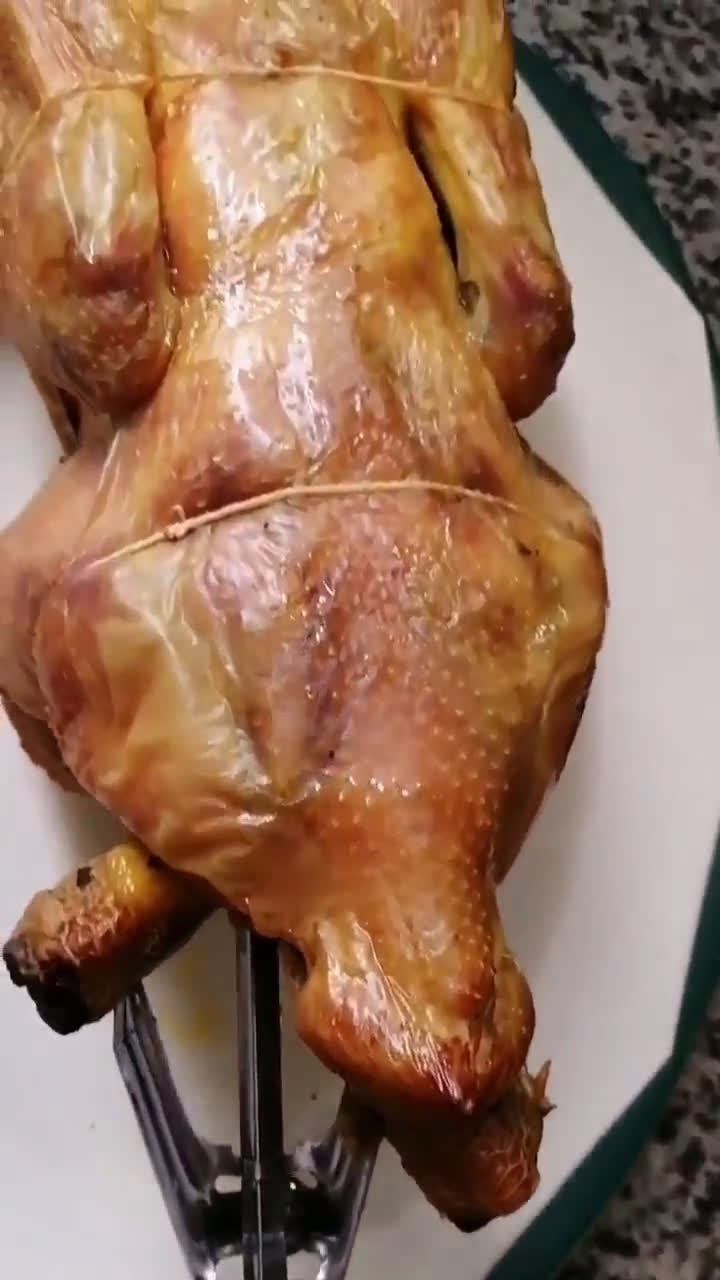 Une image de l'étape 7 de Poulet rôti farci sous la peau aux herbes de provence.