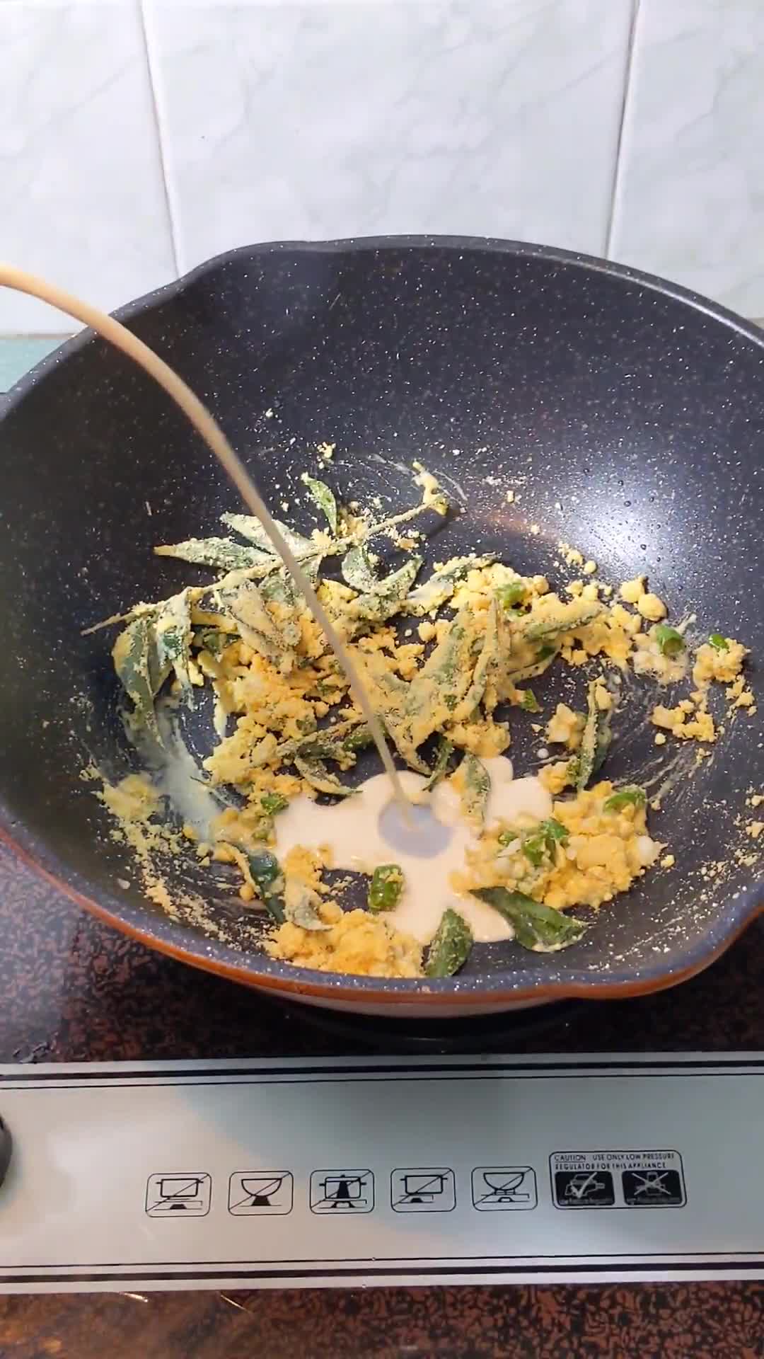 Gambar langkah 3 resipi Kepah Salted egg.