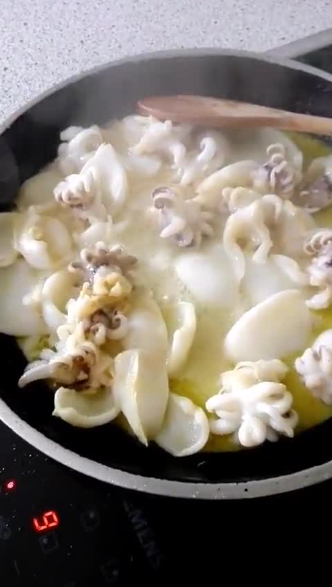 Foto del paso 2 de la receta: Calamares flambeados en ensalada multicolor