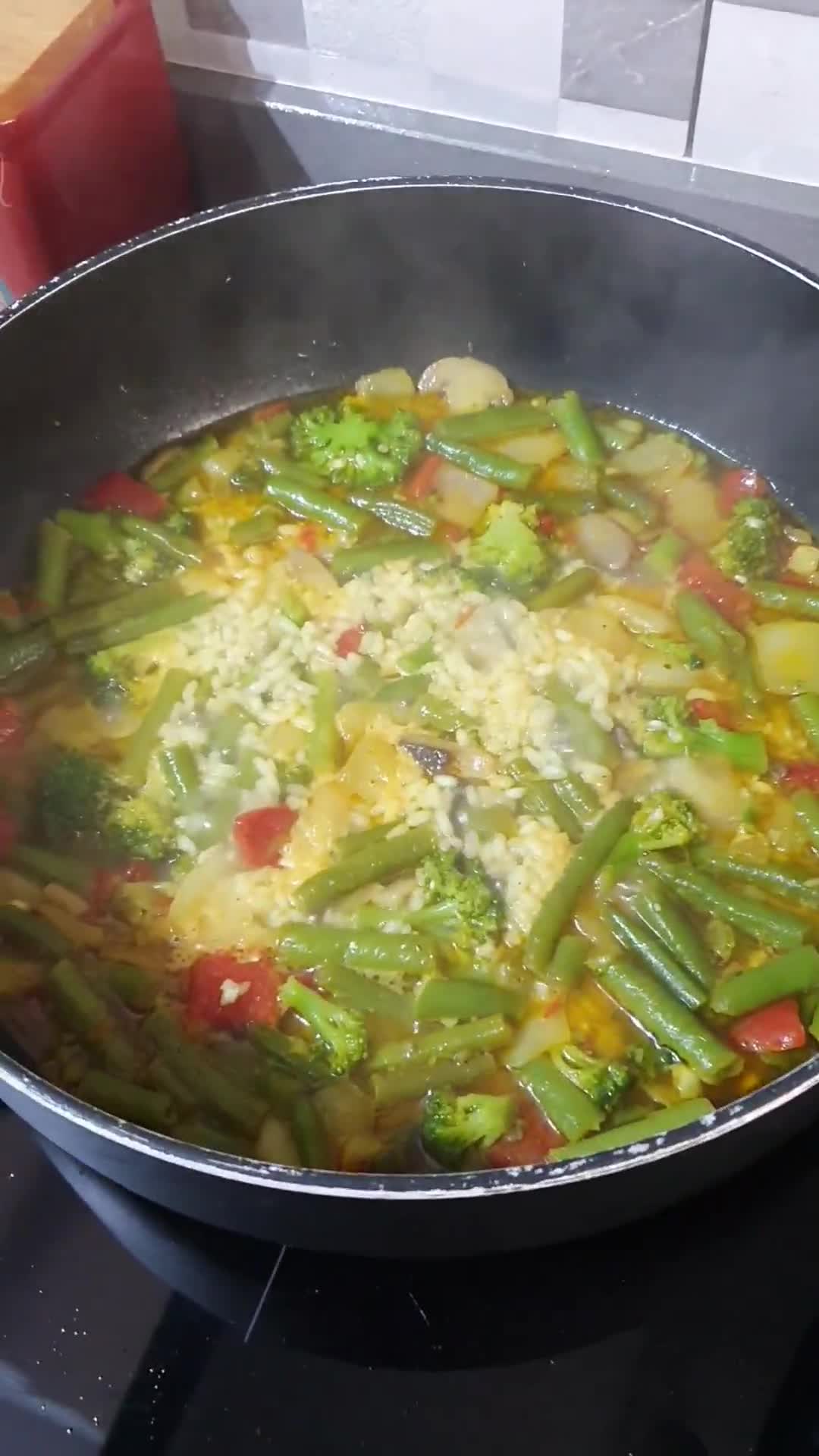 Foto del paso 3 de la receta: Arroz blanco con verduras y salmón
