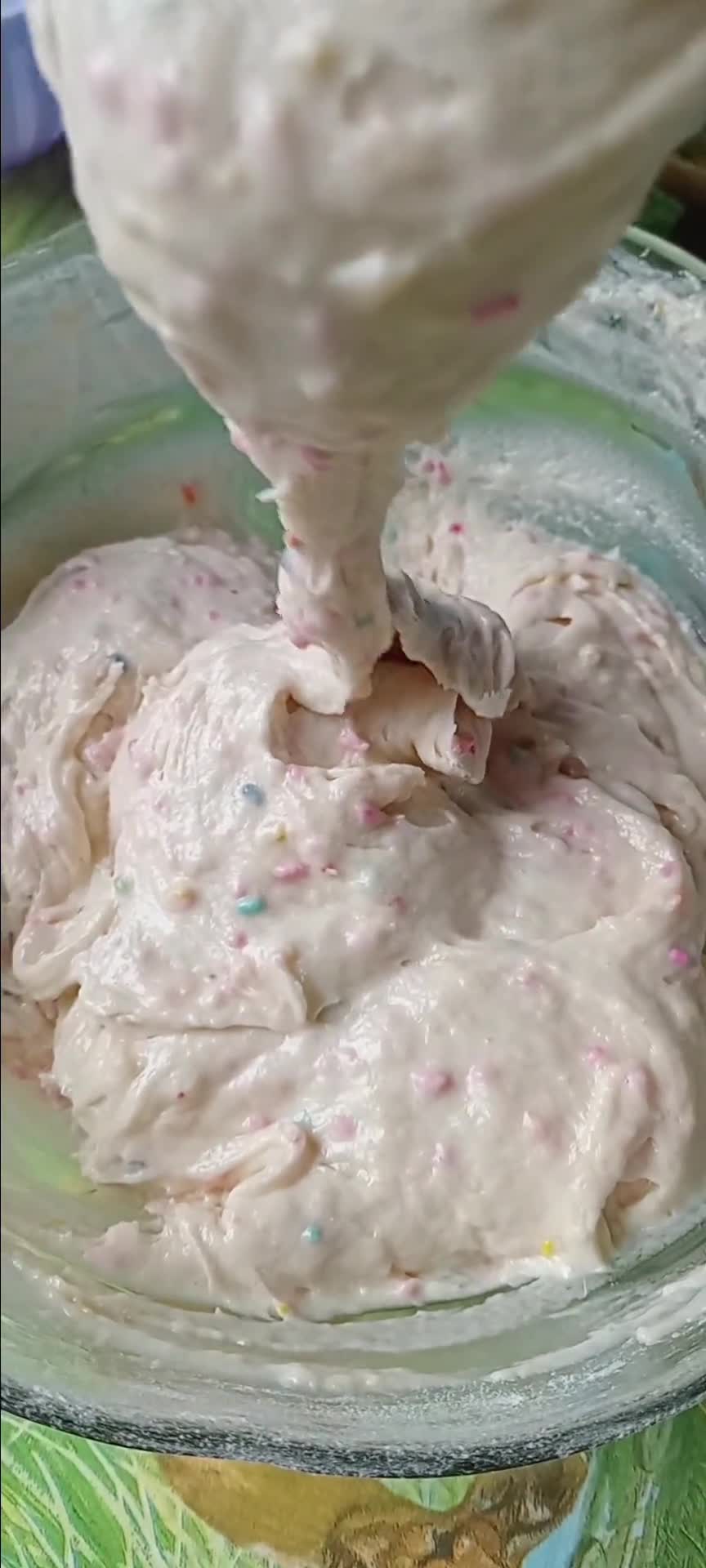 Foto del paso 3 de la receta: Muffins de banana y dulce de leche con cubierta azucarada de coco🥳
