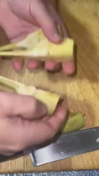 Foto del paso 1 de la receta: Alcachofa con crujiente de Jamón Ibérico Huevo Poché Boniato paja y Crema de Guisantes