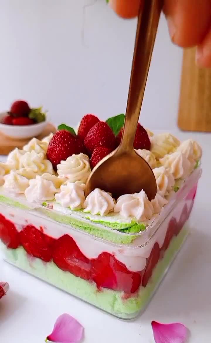 Foto langkah ke 7 dari resep Cheesy Strawberry Pandan Dessert Box.