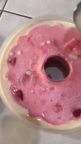Foto langkah ke 6 dari resep Puding Lapis Strawberry.