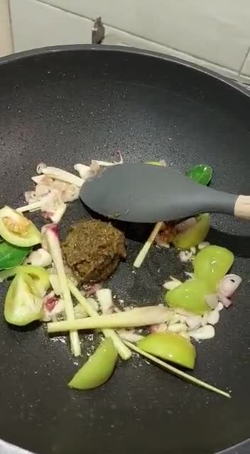 Foto langkah ke 3 dari resep Cumi Asin, Cabe & Tomat Ijo.