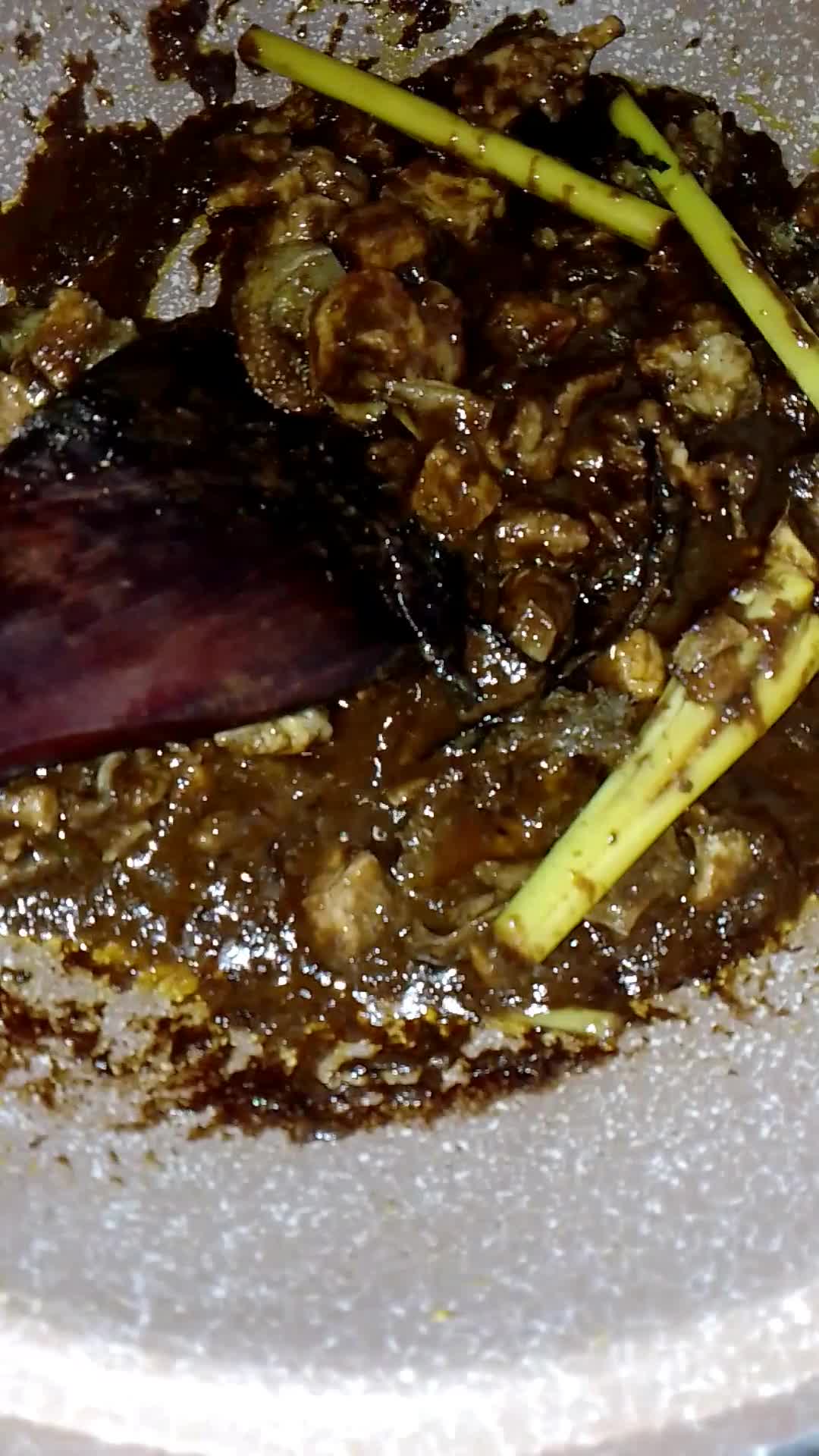Foto langkah ke 5 dari resep Rawon Daging & Tetelan Sapi.