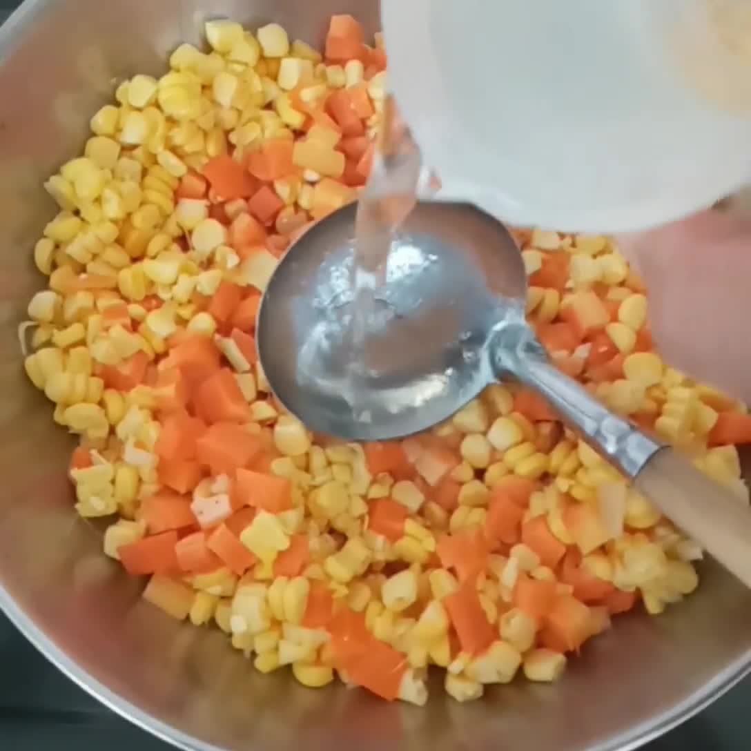 Foto langkah ke 3 dari resep Sup Telur Jagung.