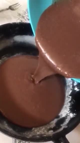 صورة لخطوة 2 من وصفة كيكة الشوكولاطة في المقلاة 🍰🍫
