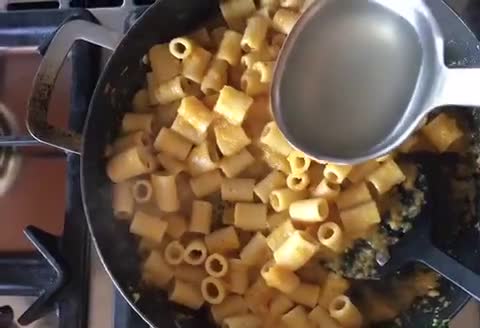 Foto del passaggio 5 della ricetta Pasta con la zucca e ricotta fresca 🌷