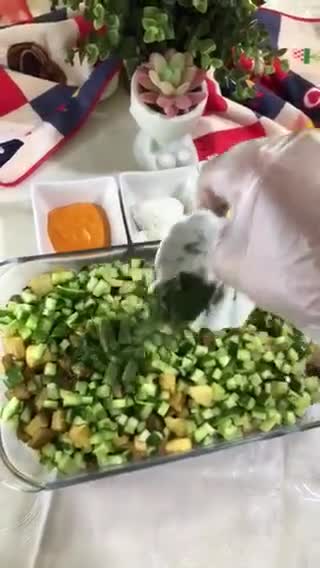 صورة لخطوة 2 من وصفة سلطة الخضار بصوص الزبادي والصنوبر