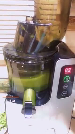 صورة لخطوة 1 من وصفة عصير التفاح والبقدونس والخيار 🍸