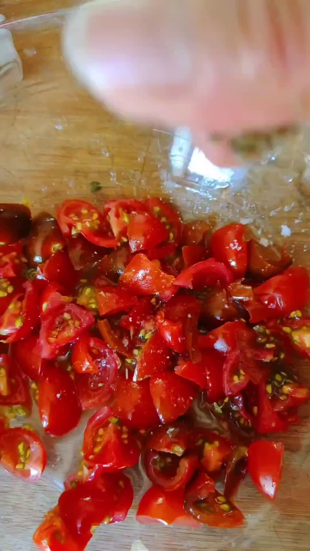 Foto del passaggio 2 della ricetta Scrigno di mozzarella con pomodorini ed origano
