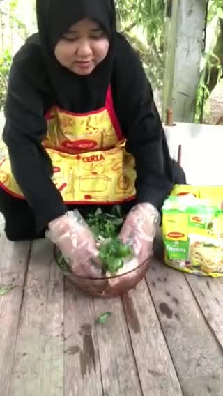 Gambar langkah 5 resipi Manok Pansoh Maggi.