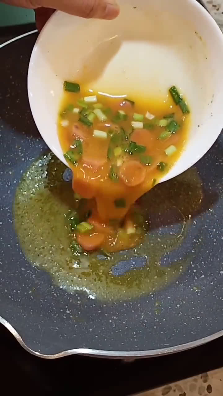Foto langkah ke 3 dari resep Telur Dadar Sosis.