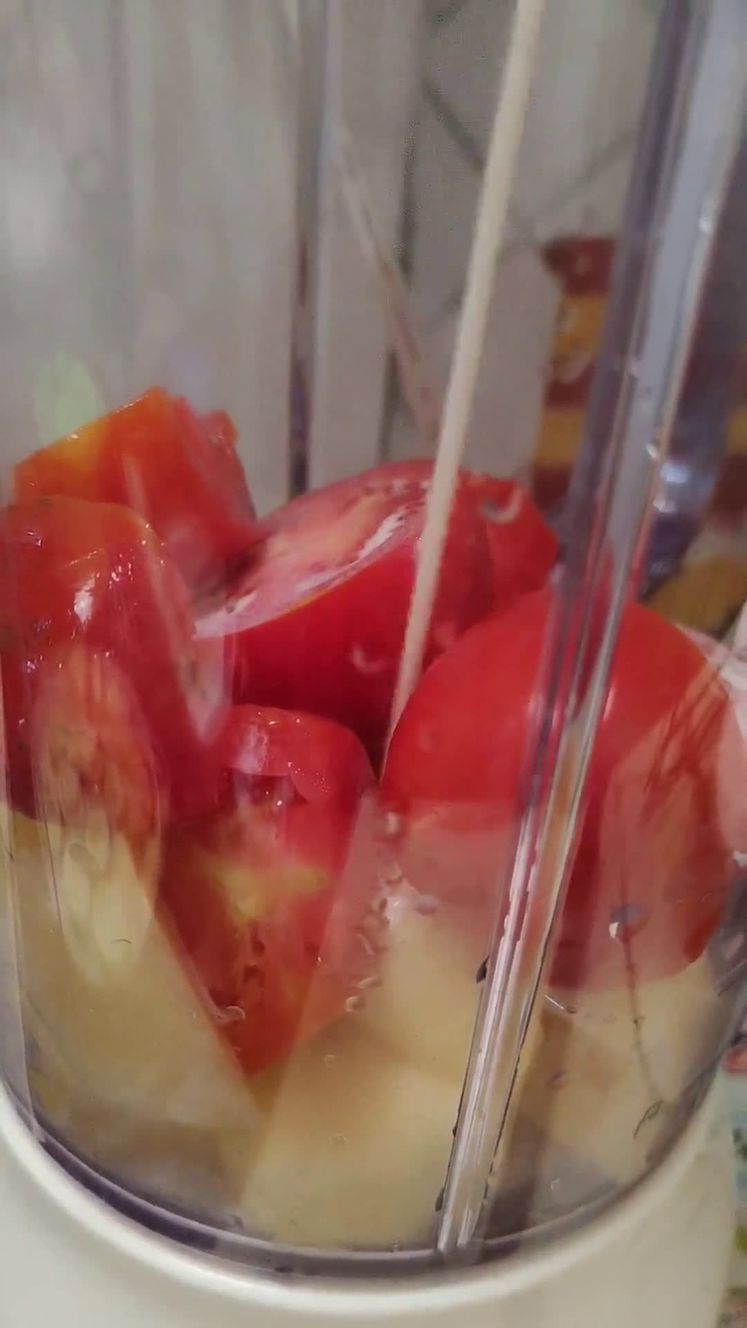 Foto langkah ke 3 dari resep Apple Tomato Smoothies.
