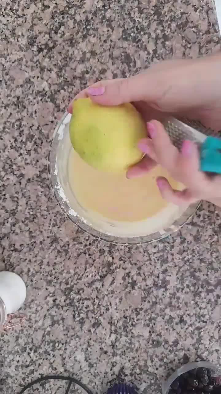 Foto del paso 6 de la receta: Magdalenas de chocolate y vainillas con arándanos 🫐🍫🧁