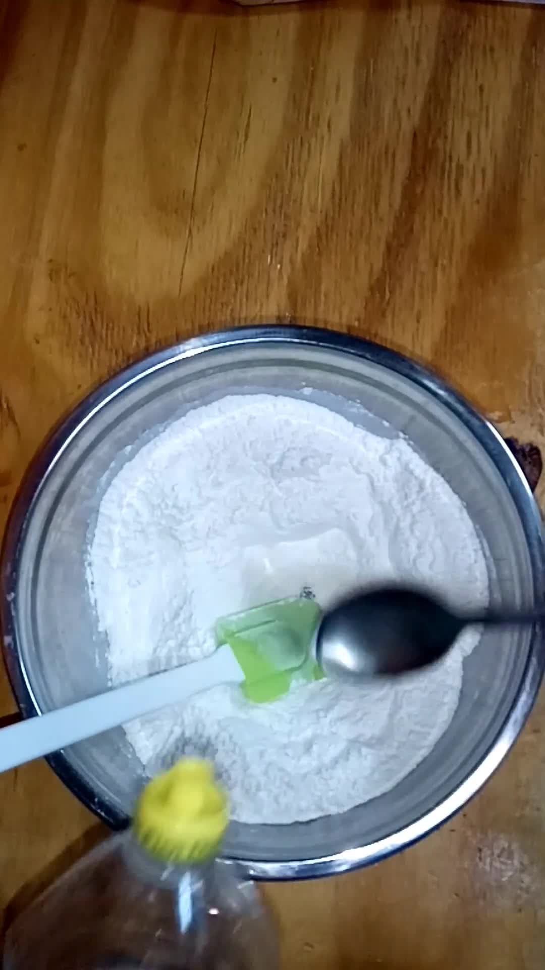 Foto del paso 2 de la receta: Torta 80 golpes con harina leudante