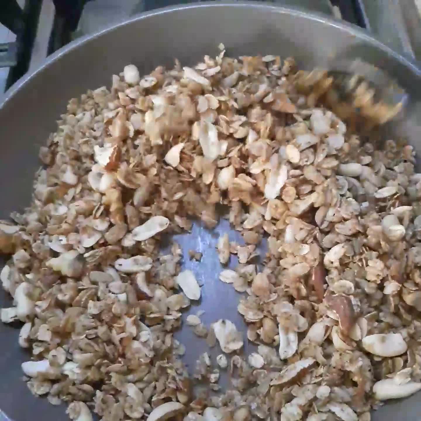 عکس مرحله 2 از دستور گرانولا بدون فر