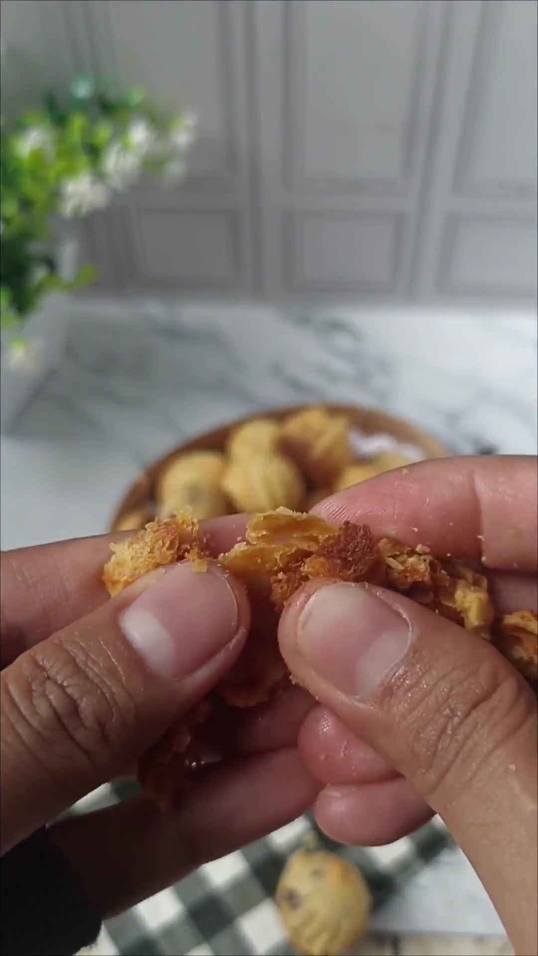 Foto langkah ke 6 dari resep Kue Soes Kering Isi Coklat #497.