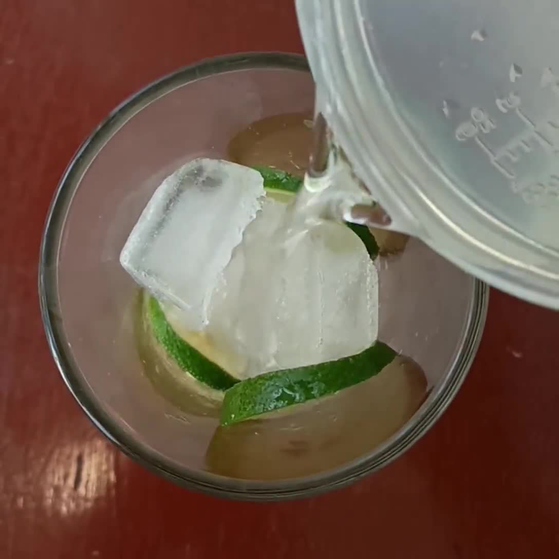 Foto langkah ke 2 dari resep Es Gula Jeruk Nipis Ala Resto Bali.