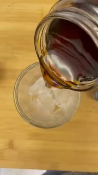Foto del paso 2 de la receta: Cold brew iced latte de coco (o café hecho en frío con leche y hielos)