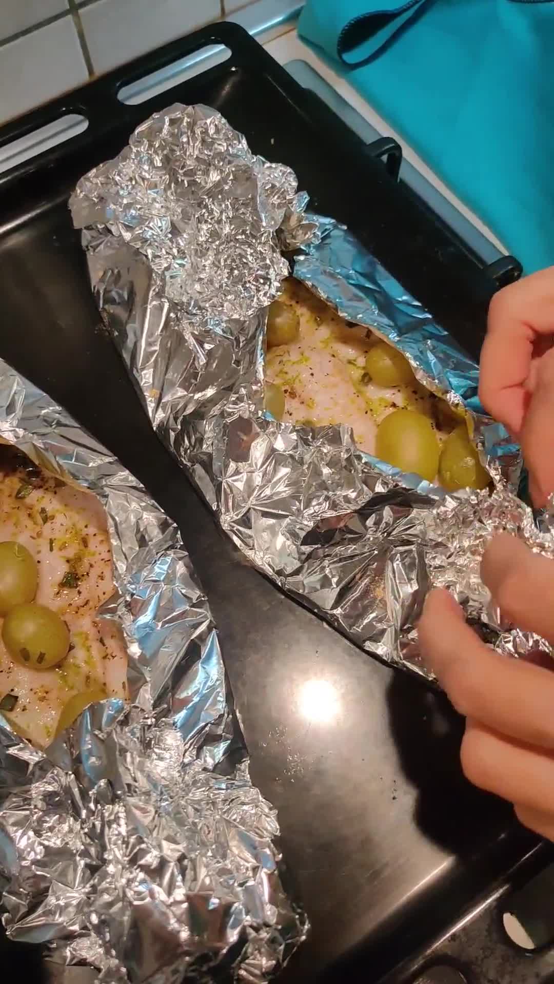 Foto del passaggio 5 della ricetta Nasello al cartoccio con uva, zenzero, limone e pepe di Sichuan