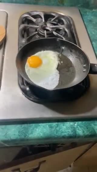 Foto del paso 1 de la receta: Huevos estrellados 🍳 ahogados en salsa de jitomate 🥫