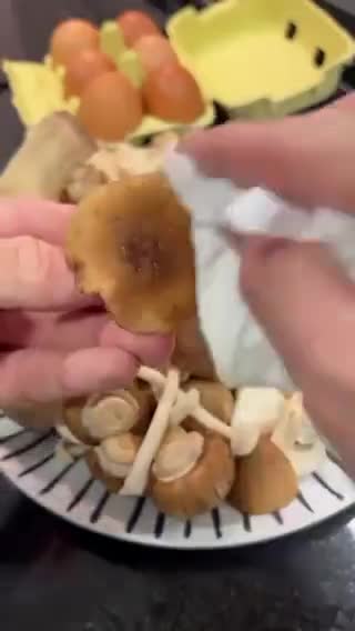Foto del paso 3 de la receta: Setas a la plancha, yema de huevo marinada, y jamón crujiente