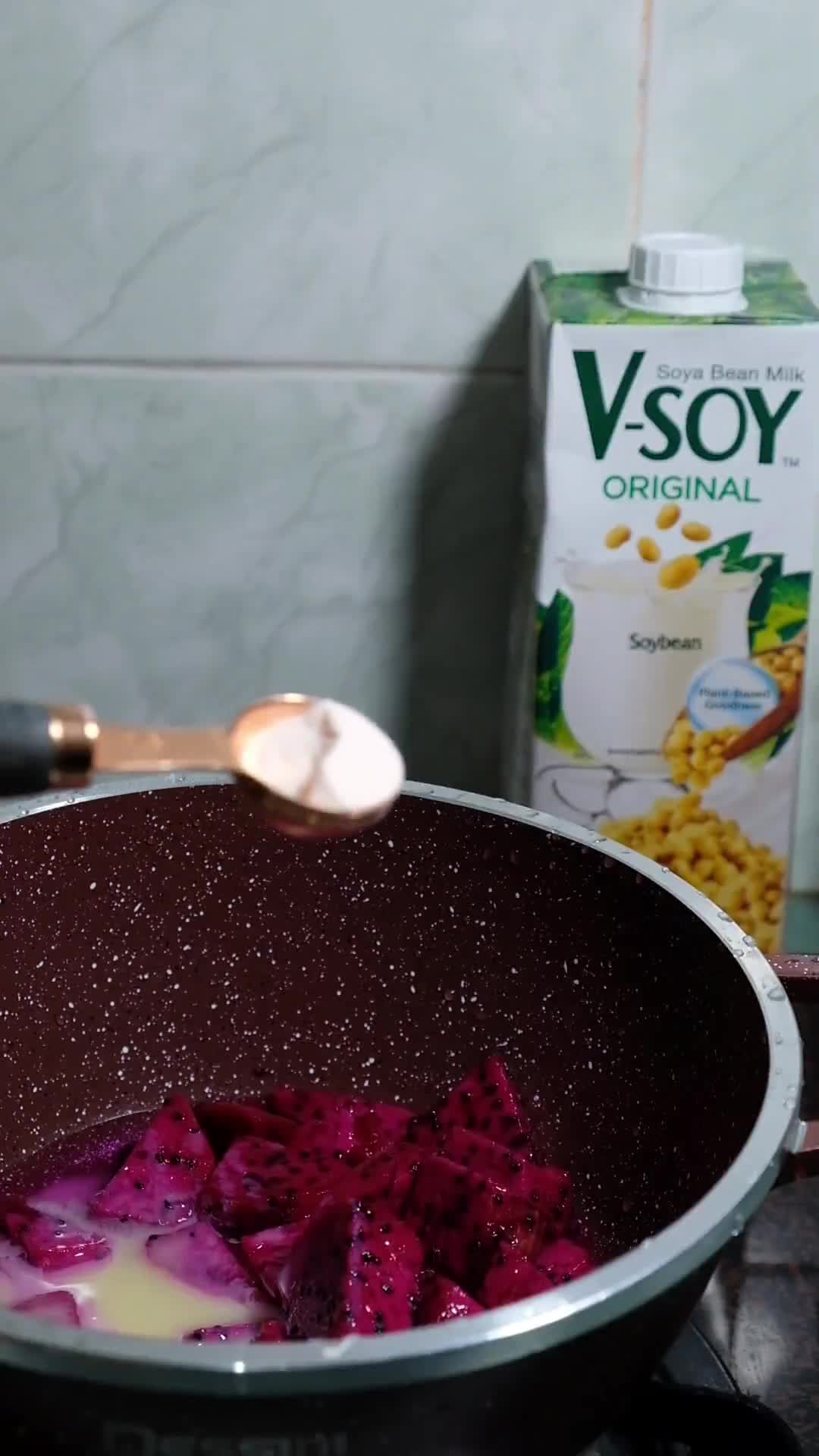 Gambar langkah 4 resipi Panna Cotta Buah Naga Konnyaku Jelly.