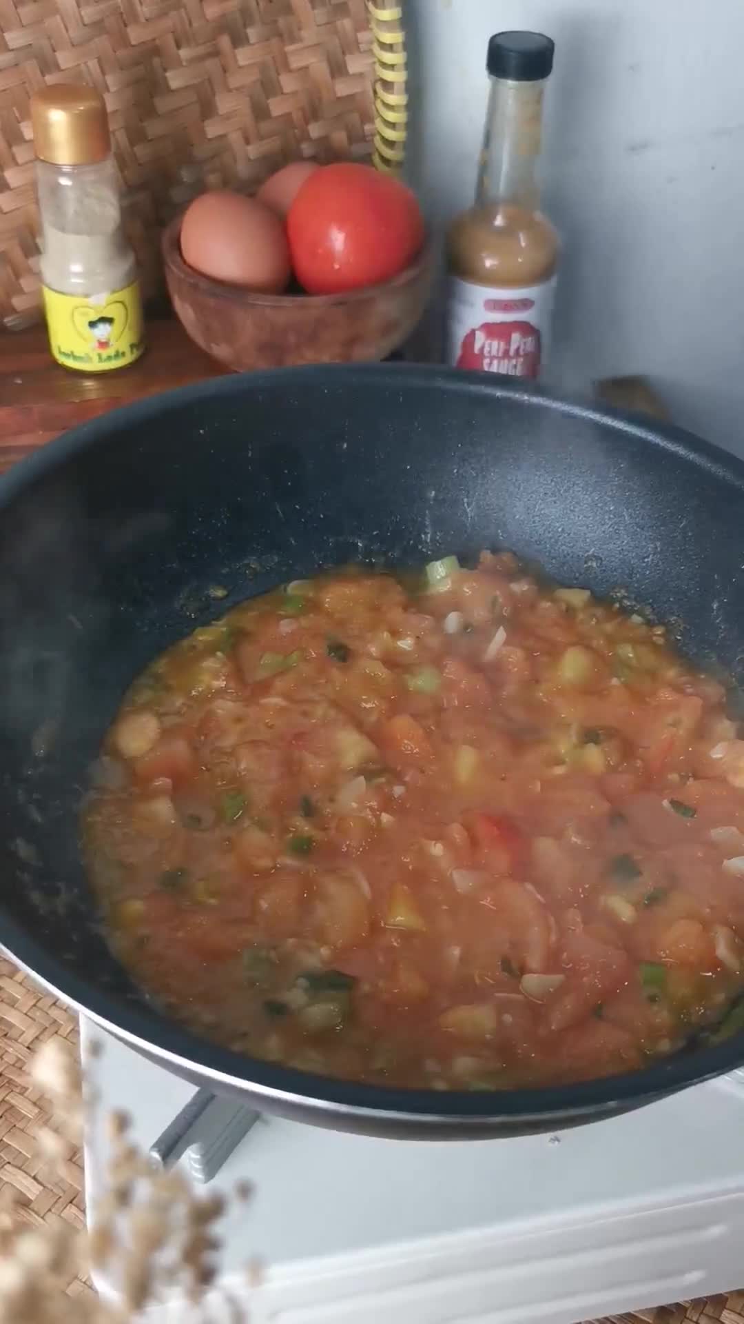 Gambar langkah 3 resipi Tomato egg stir fry.