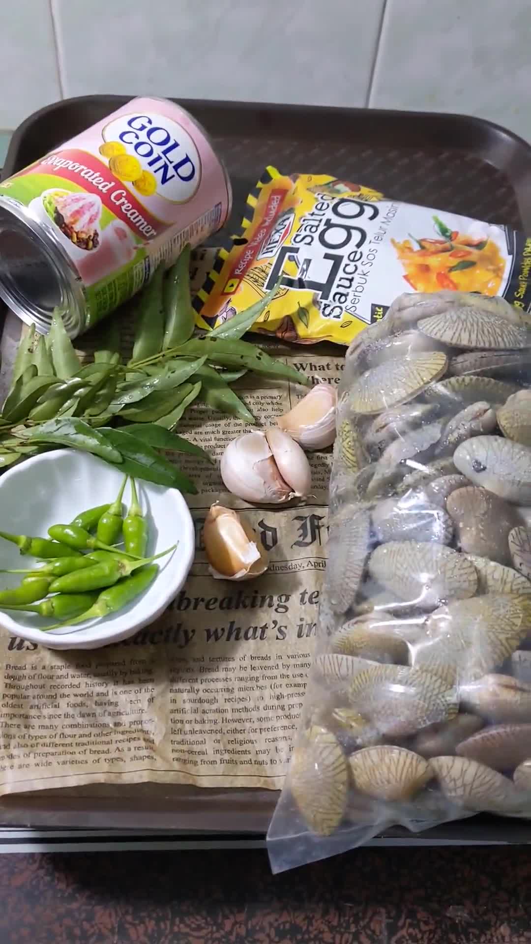 Gambar langkah 1 resipi Kepah Salted egg.