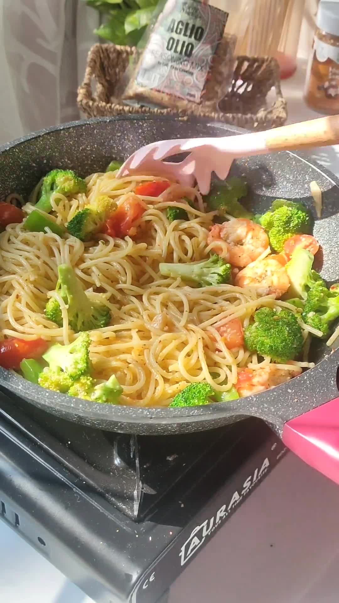 Gambar langkah 9 resipi Pasta Aglio Olio.