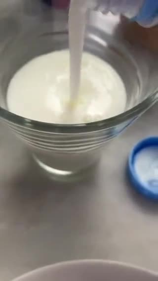 Foto del paso 2 de la receta: Postre rapidísimo de Kéfir con nueces, chocolate y miel de azahar