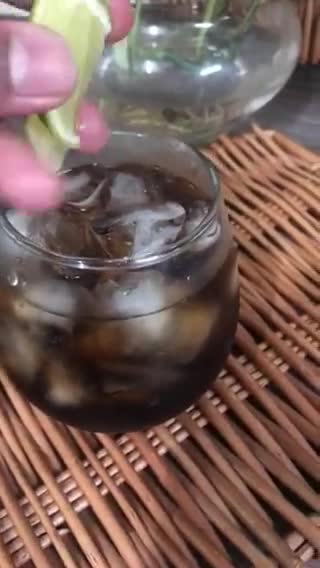 Gambar langkah 2 resipi Lime Squeeze Cola.