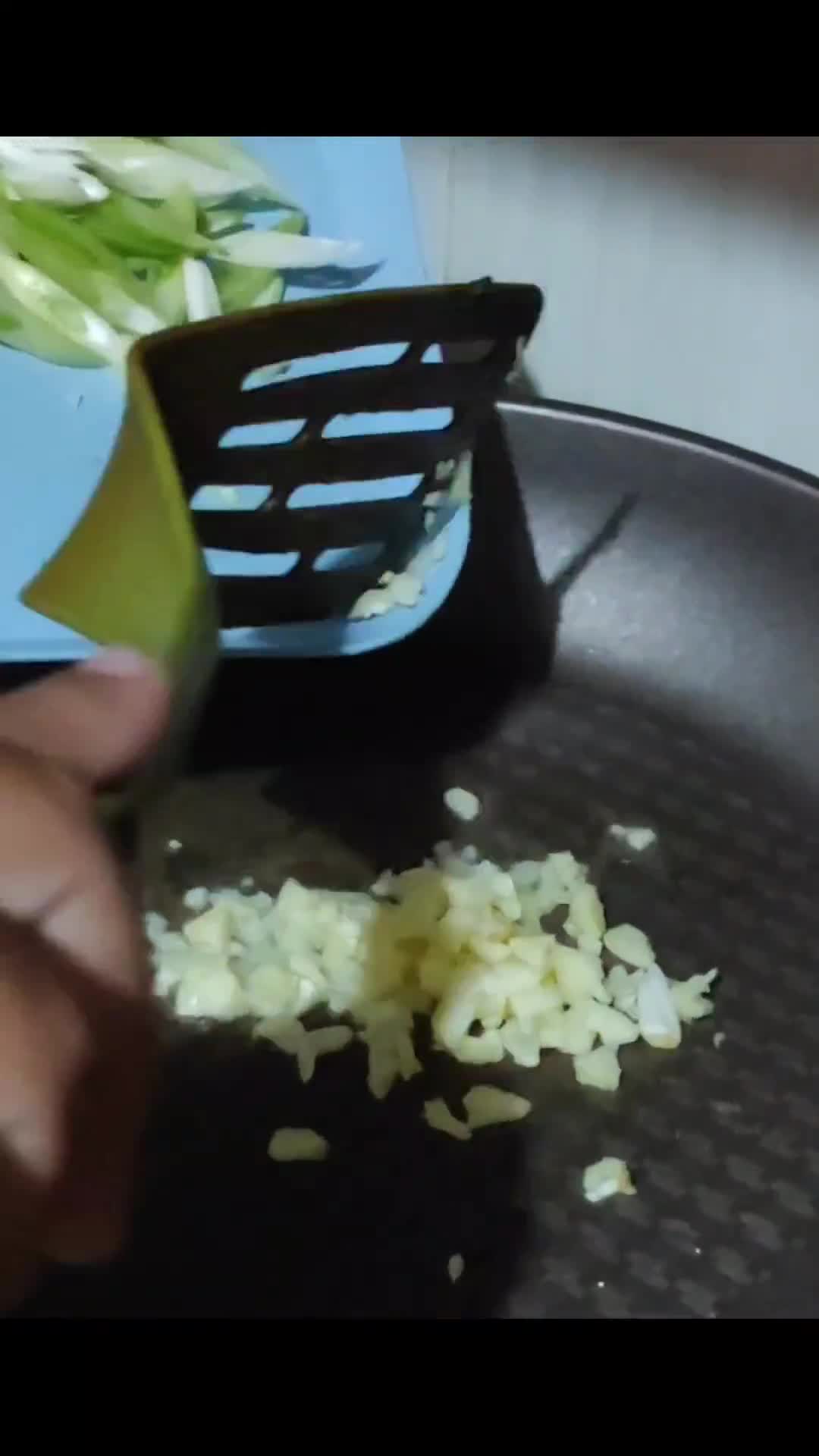 Foto langkah ke 2 dari resep Bihun Goreng Jamur Kuping.
